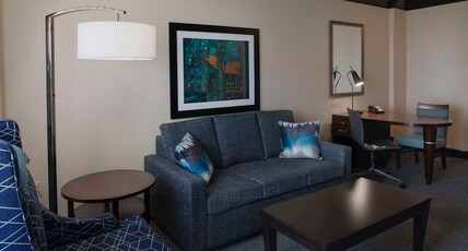 DoubleTree Suites by Hilton Bentonville Room Type - 2QN STE HEARING ACCESS TUB
