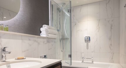 DoubleTree by Hilton London Elstree Room Type - QUEEN DELUXE ROOM