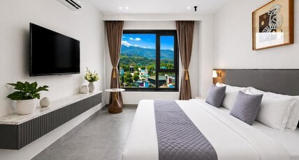 Hotel Himalayan with Ganga View Rooms - 2 minutes walk to Ganga Ghat Room Type - King room with mountain view