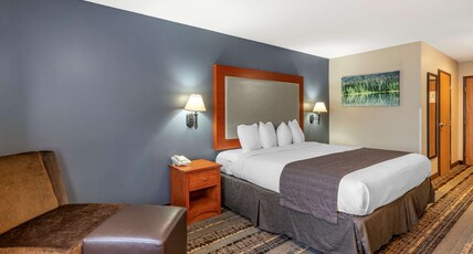 Best Western Newberg Inn Room Type - 1 King Bed, Non-Smoking, Sitting Area, Microwave, Refrigerator, Flat Screen Television, High Speed I