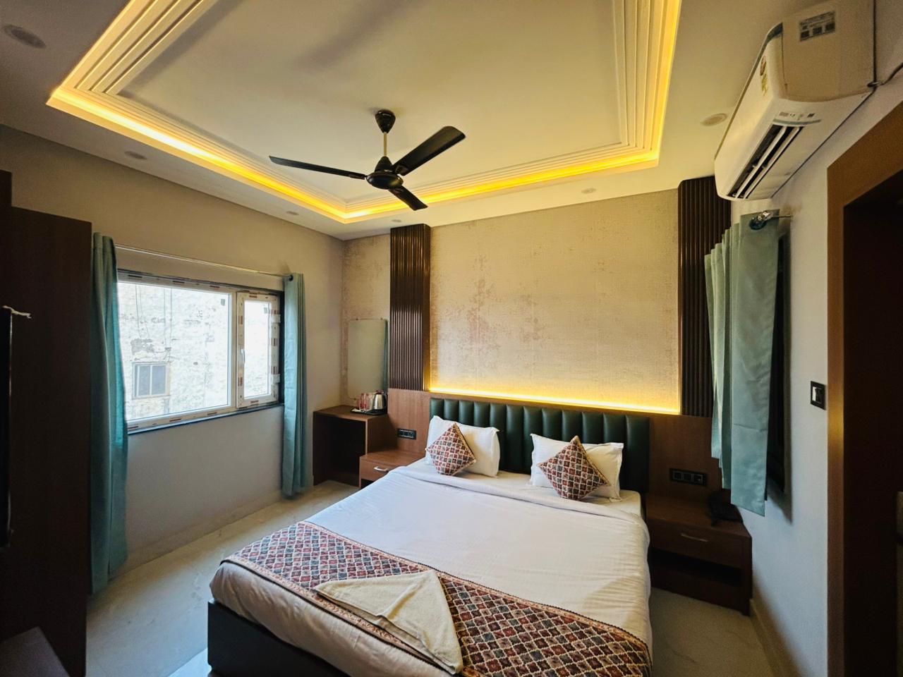 SANIDHYAM BY HOTEL SAHU NEAR KASHI VISHWANATH TEMPLE GATE - Tap to explore photos
