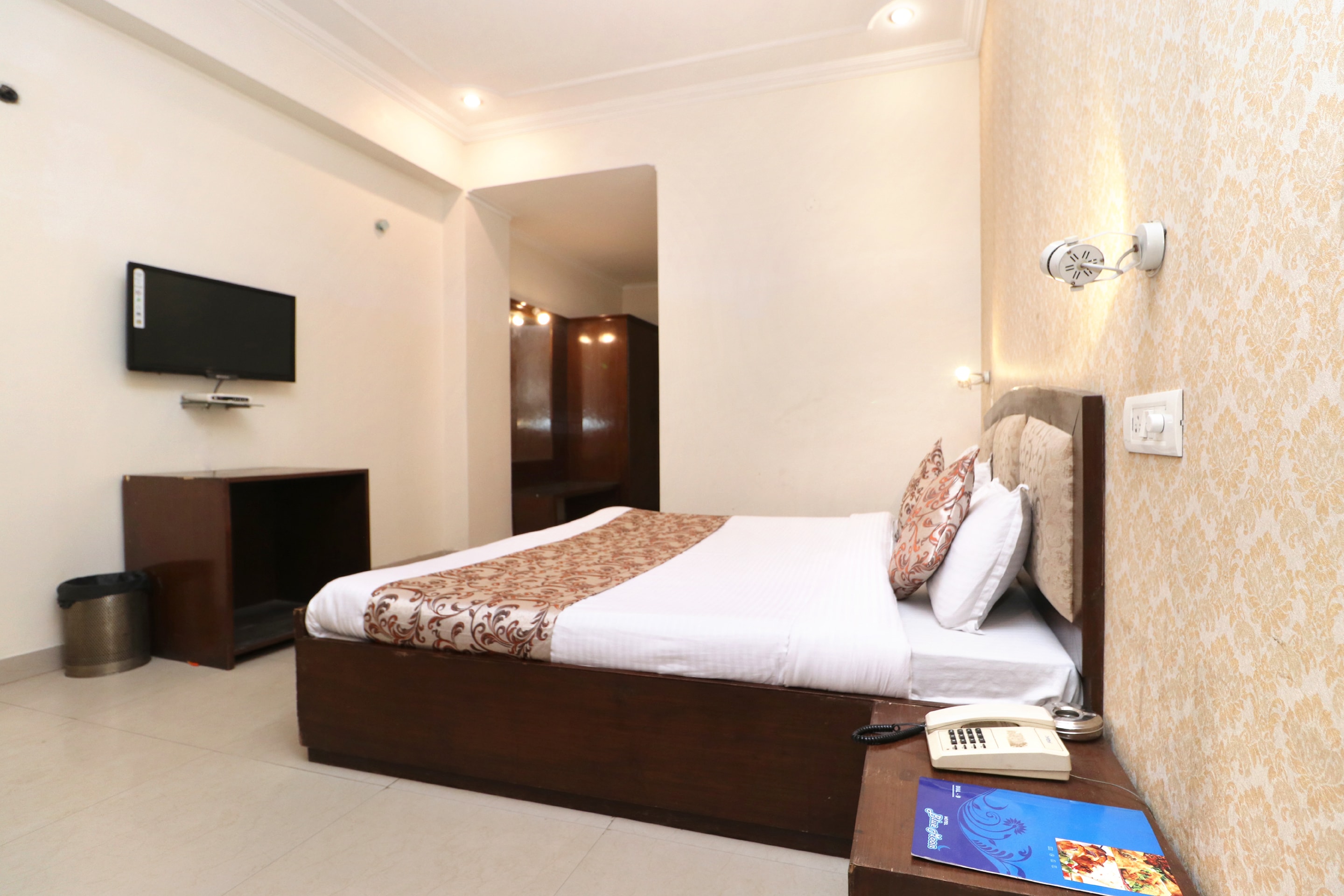 Hotel Blue Moon - Tap to explore photos