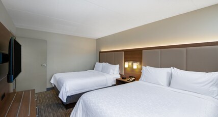 Holiday Inn Express State College at Williamsburg Square Room Type - 2 Queen Beds One Bedroom Suite