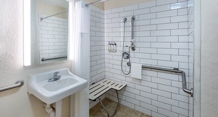 Candlewood Suites Chesapeake-Suffolk Room Type - 1 Qn Studio Suite Mobil Access Roll Shwr