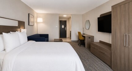 Holiday Inn Express Hotel & Suites Pierre-Fort Pierre Room Type - 1 King Bed Suite Sofa Bed