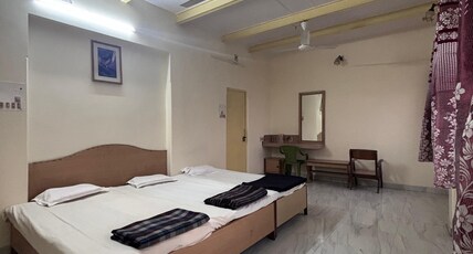 SRI VENKATESWAR LODGE, VARANASI Room Type - Deluxe Triple Room