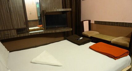 Raghava Guest House Room Type - Standard AC Room