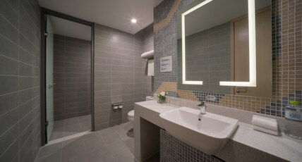 Holiday Inn Express QINGDAO INNOVATION PARK Room Type - 1 King 1 Bunk Standard