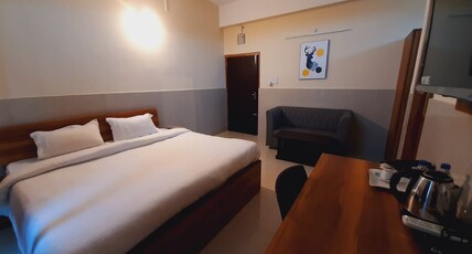 HM Regency Room Type - DELUXE AC ROOM