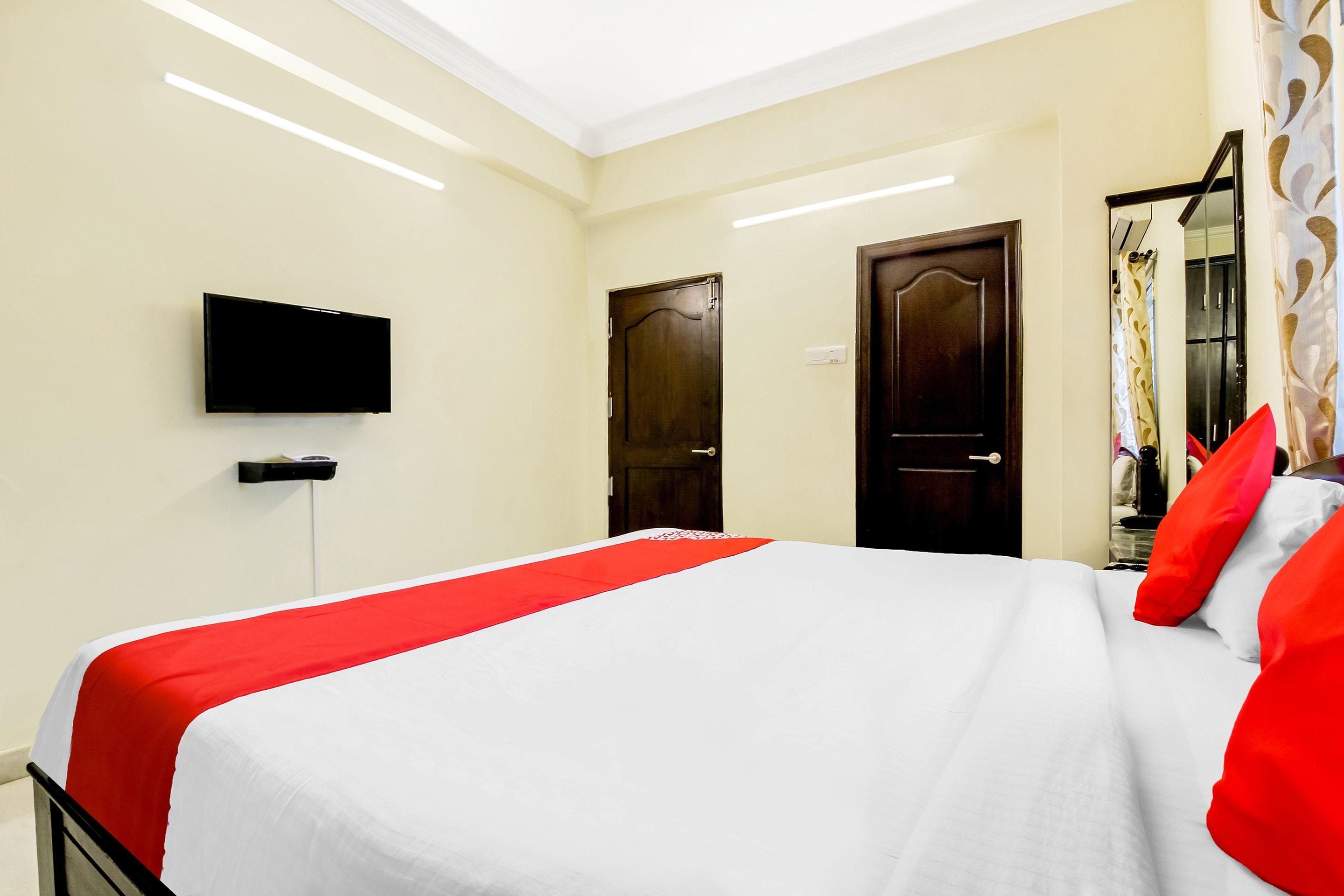 Super Townhouse Sri Nirvana Inn - Tap to explore photos