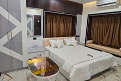 Luxe Lagoon 4Bhk Flat with 350sqft Hall