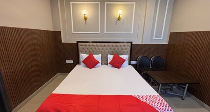 Hotel Simran Room Type - Super Deluxe (Road view-king bed )