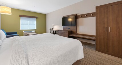 Holiday Inn Express & Suites MACON NORTH Room Type - 1 King  Bed Standard Comm Accessible