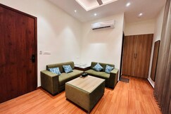 GOLD BAR AND LOUNGE