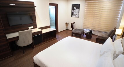Sai Maa Hotel Room Type - Super Deluxe Room