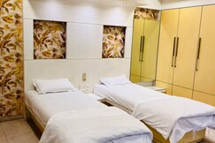 Sunflower Room | Studio Apartment