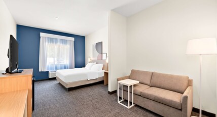 Spark by Hilton Mansfield Room Type - 1 KING BED WITH SOFA