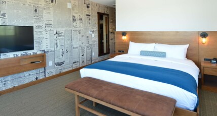 The Lismore Hotel Eau Claire - a DoubleTree by Hilton Hotel Room Type - 1 KG ACC RI SHWR NO SMOK
