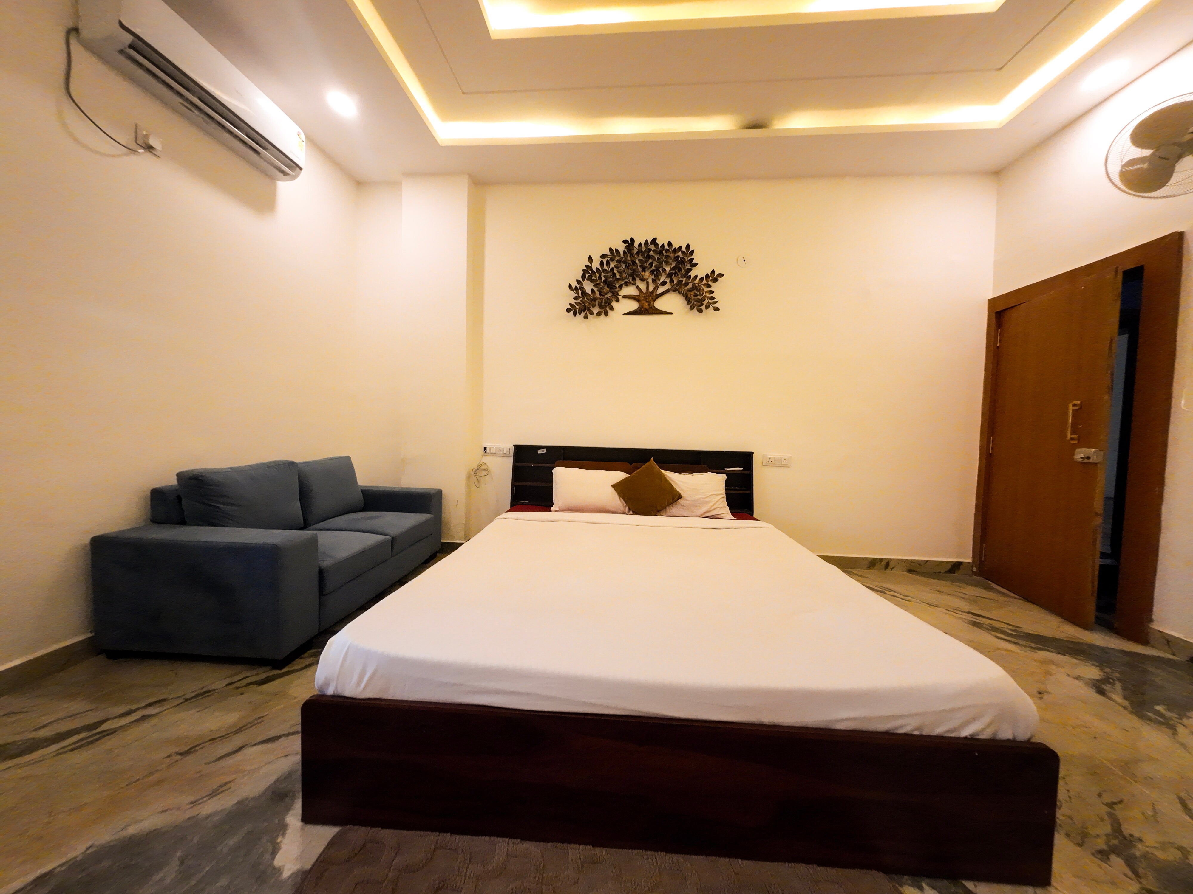 Hotel Shiv Palace - Tap to explore photos