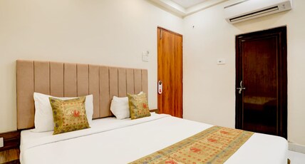 BNK Grand Room Type - Deluxe Double Room with Air Conditioning