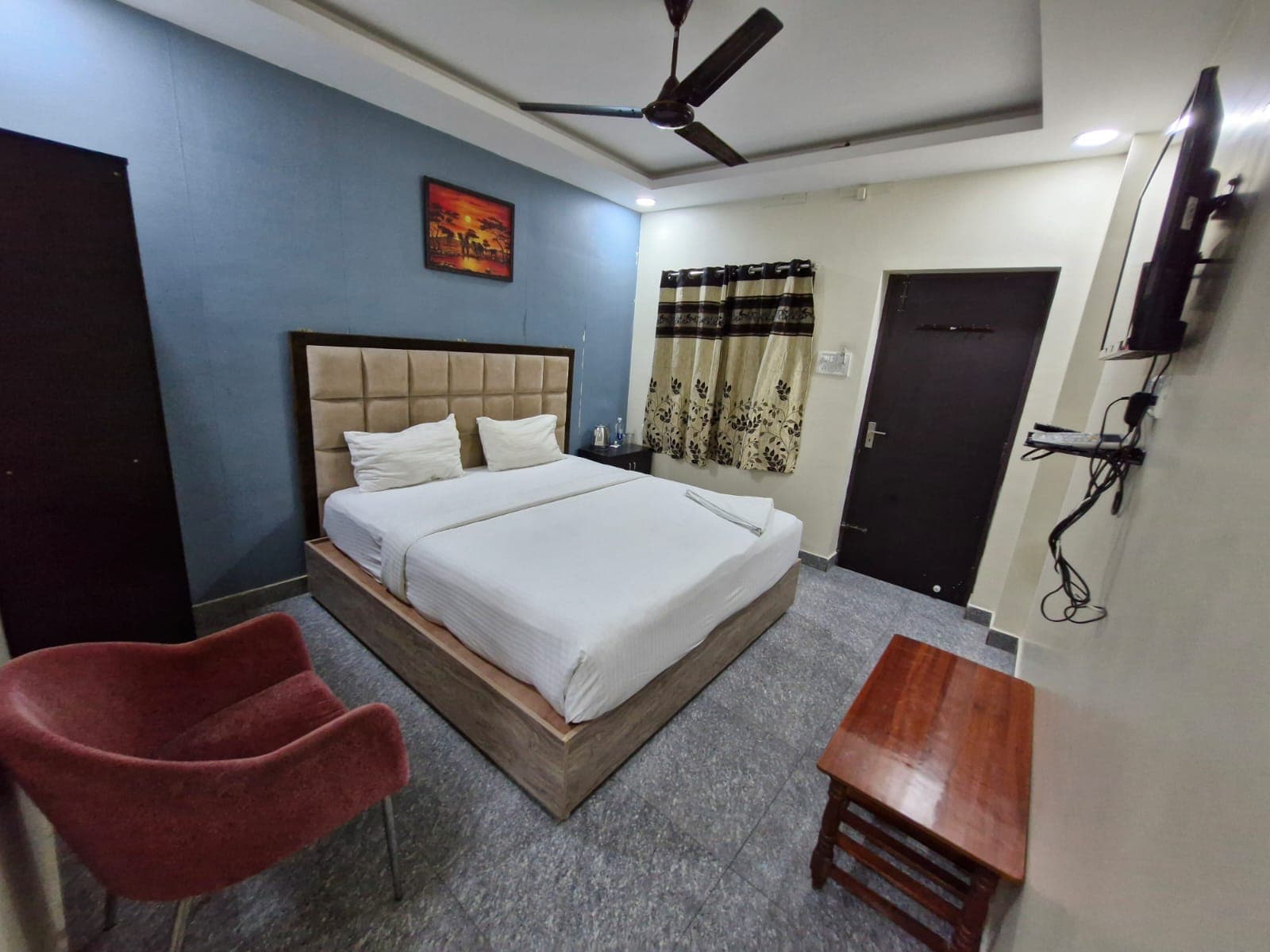 Redstone Service Apartment Nungambakkam - Tap to explore photos