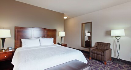 Hampton Inn by Hilton Seattle/Everett Room Type - 1 KING MICROWV FRIDGE  NS