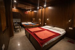 Hotel KNB Heritage(5min Walk to Shree Kashi Vishwanath Mandir)