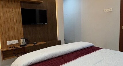 THE PEARL TOWER LODGE Room Type - Standard Room with King Bed (Air Conditioning)