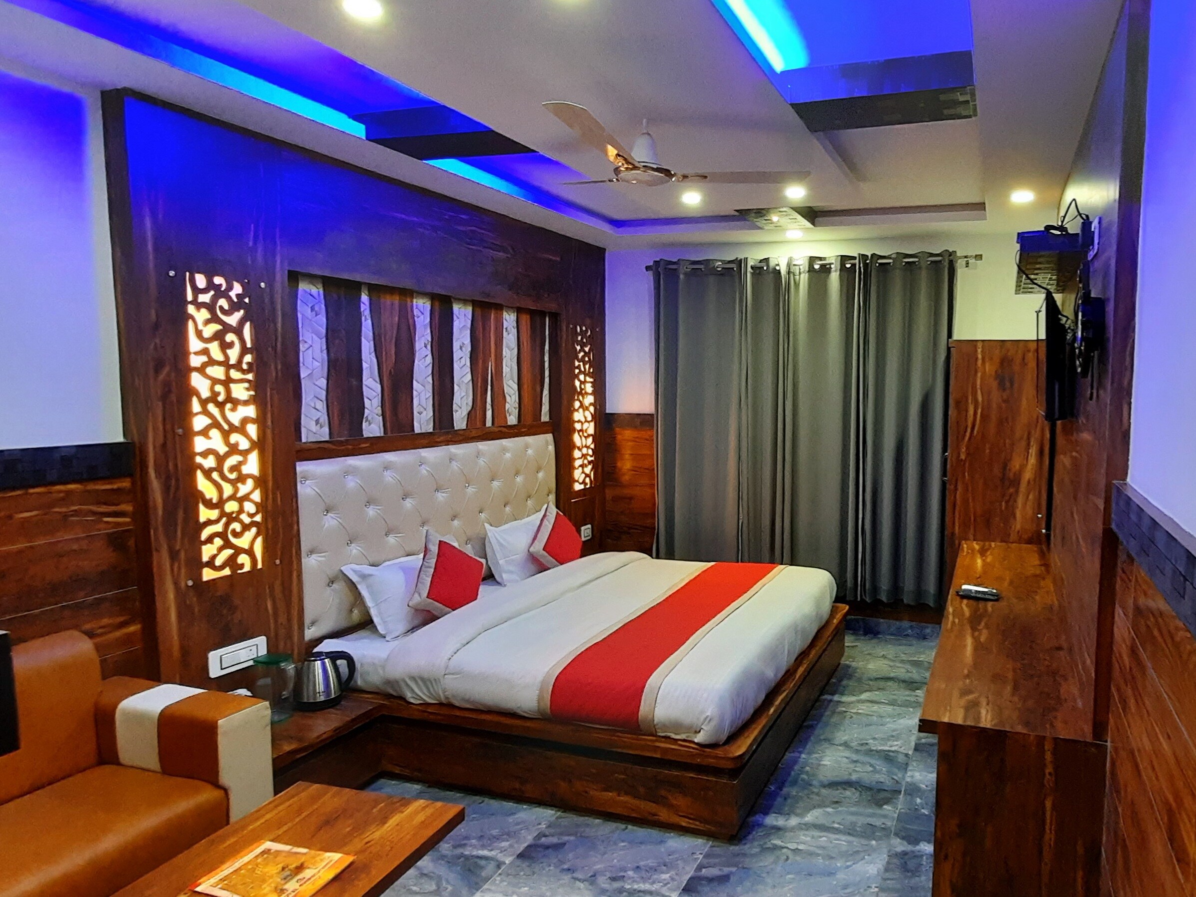 Hotel Amreshwar - Tap to explore photos