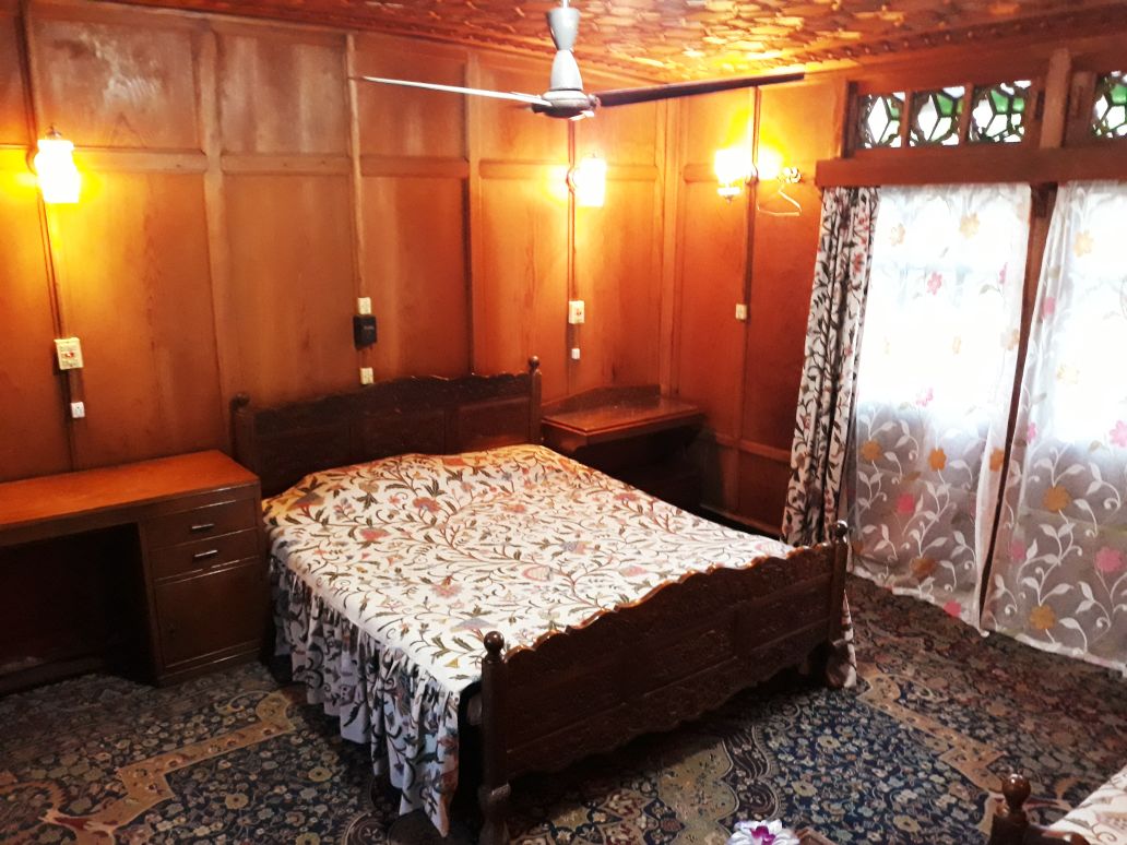 Houseboat London House - Tap to explore photos