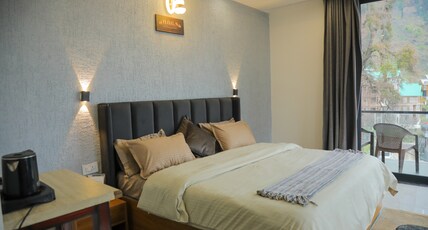 HOGS Panorama - Manali Room Type - HOGS Valley View with Balcony