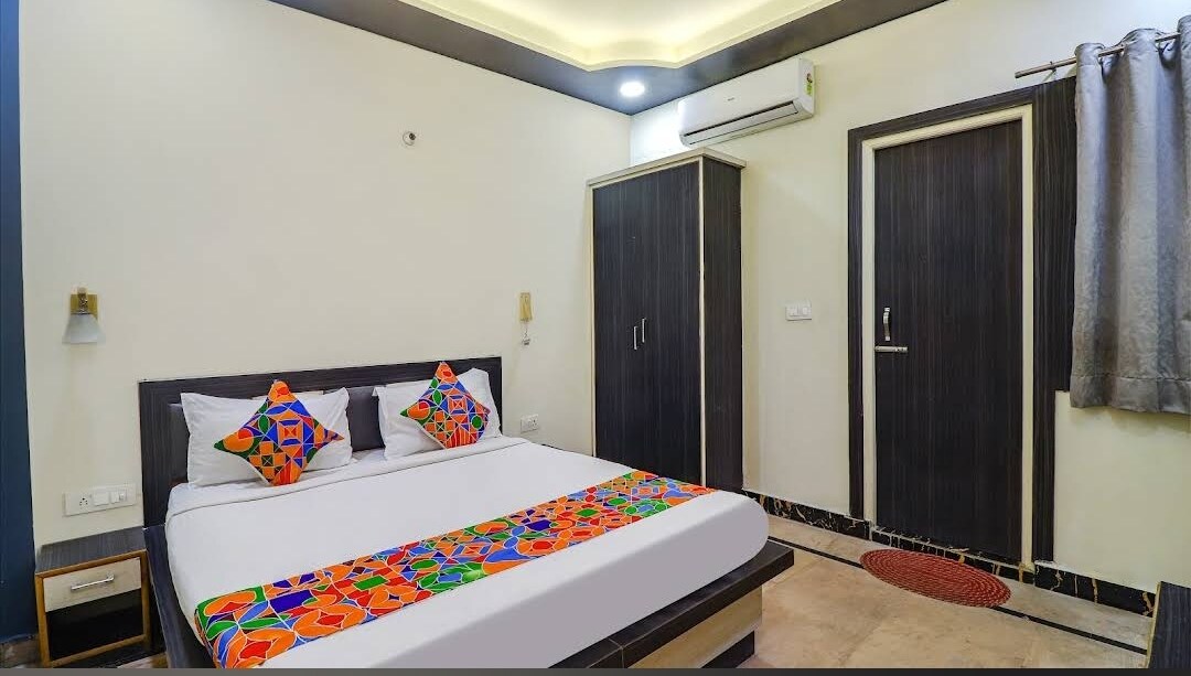 Town hous - Tap to explore photos