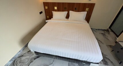 PARK CITY HOTEL & RESORT Room Type - Premium Room (Bathtub)