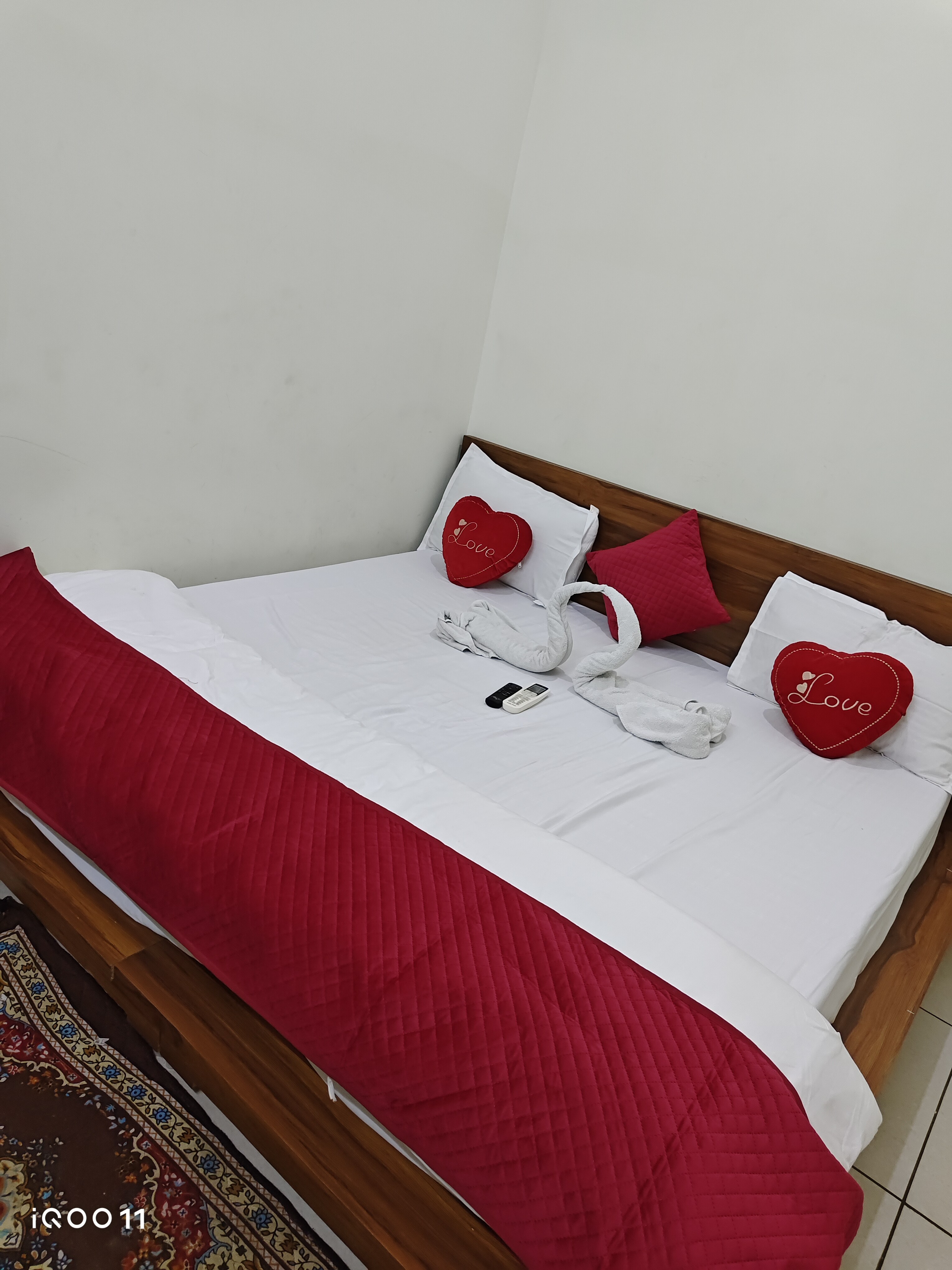 Green Hotel - Tap to explore photos