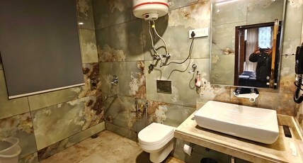 Palette Hotel Regency Valley View Pahalgam Room Type - Suite with River View