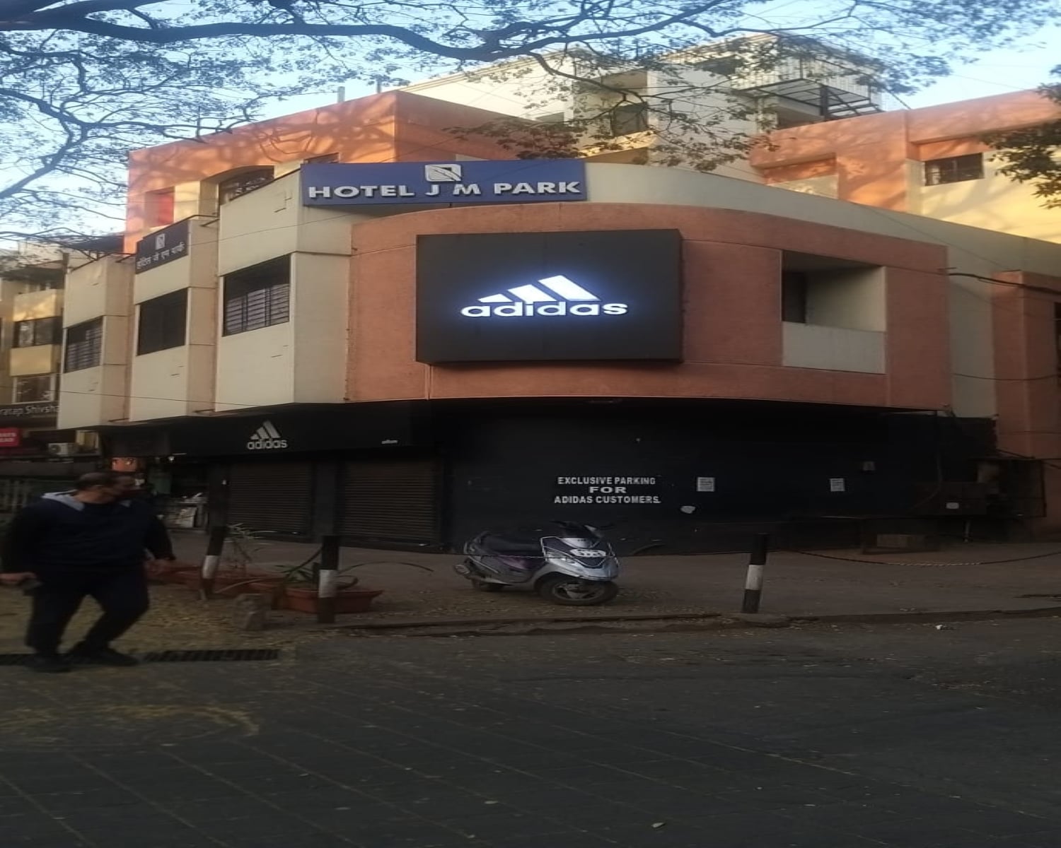 Hotel J M Park - Tap to explore photos