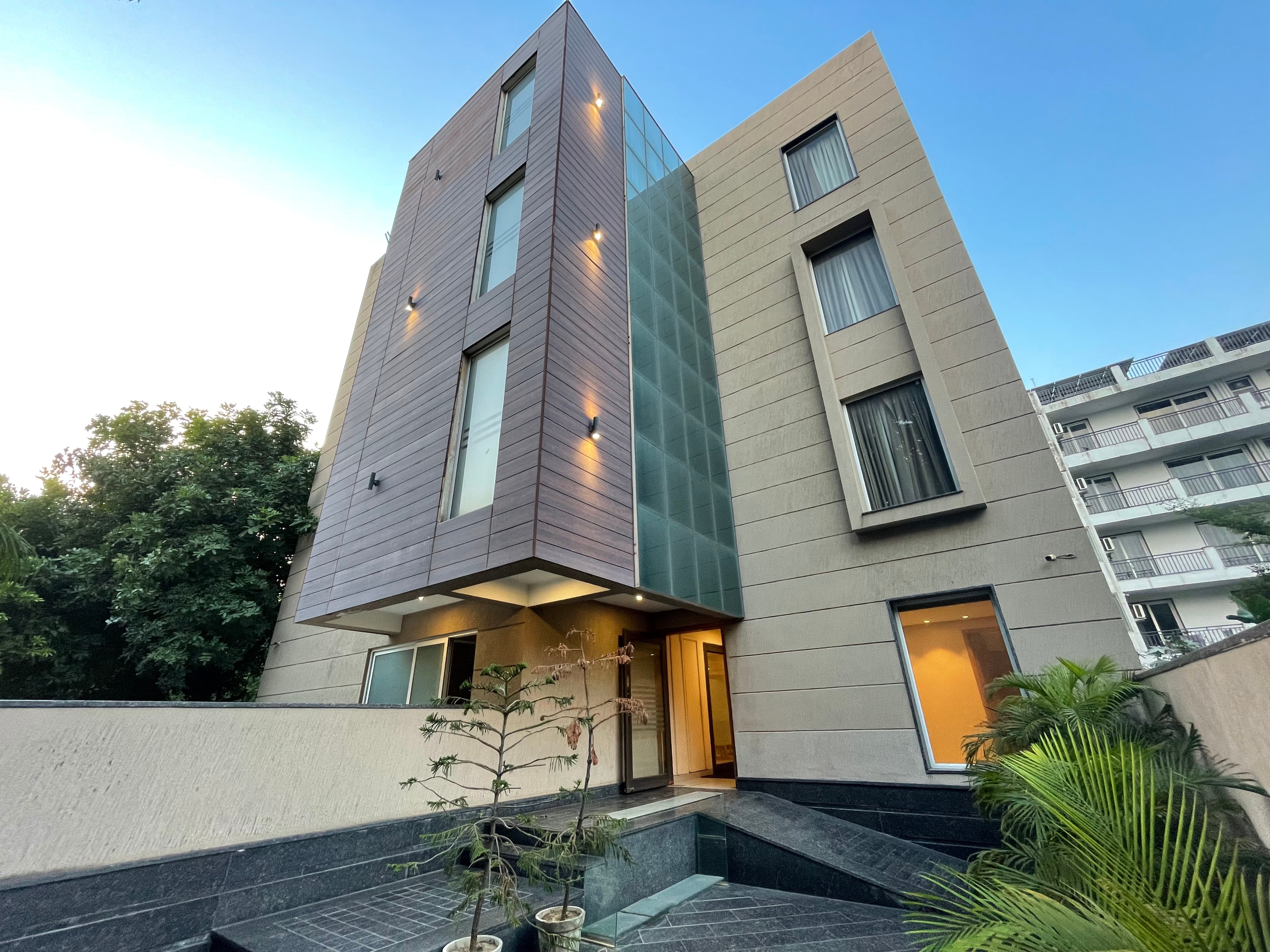 Saltstayz Select - Galleria Market & Golf Course Road - Tap to explore photos