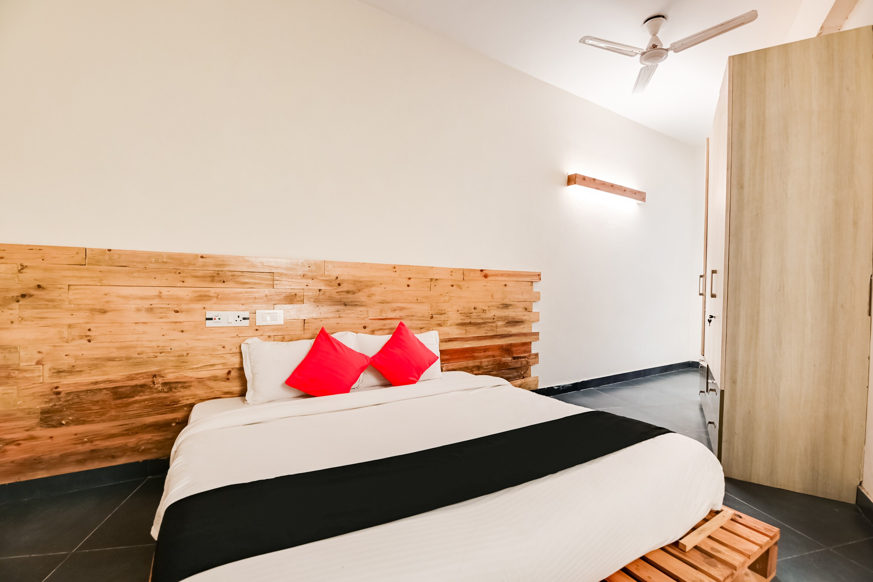OYO 35983 Meraki Boutique Hotel - Tap to explore photos