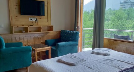 Navaura Stays & Cafe, Old Manali Room Type - Apple Orchard View with Private Balcony