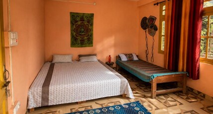 Homies Stay And Cafe Room Type - Triple Room