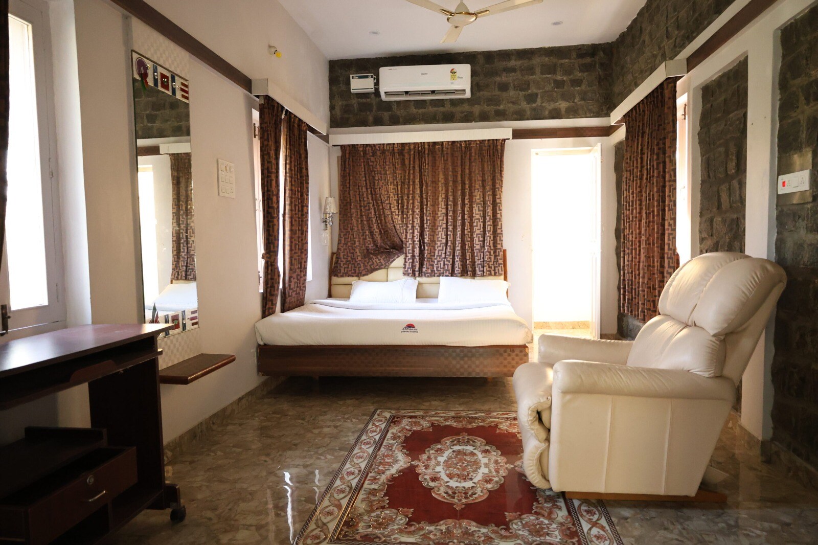 Lingaa's Eco Stay - Tap to explore photos