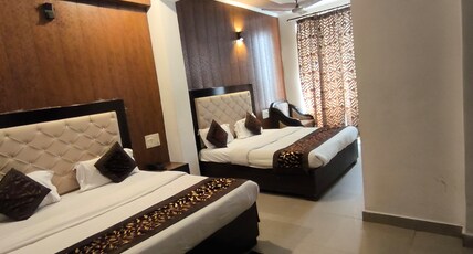 Hotel Aashray Room Type - Family Room(Front facing 4 bed room)