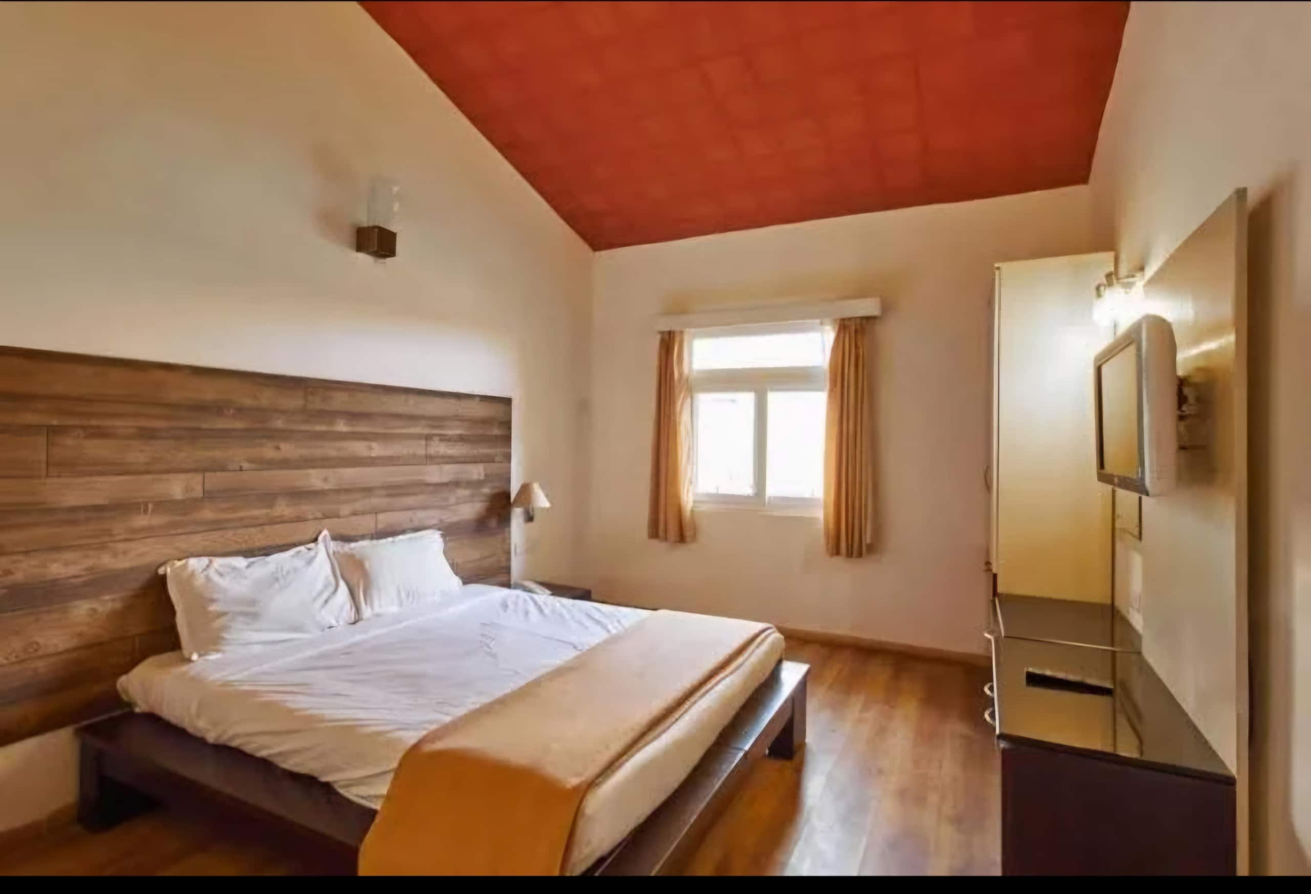 Malar s Saxony Villa - Tap to explore photos