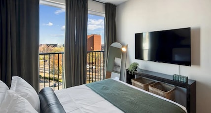 Luxurious 3BR Apartment with Premium Amenities Room Type - Luxurious 3BR Apartment with Premium Amenities