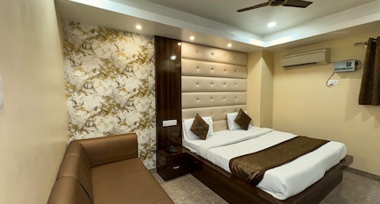 HOTEL YASH 150 Meters from railway station Room Type - PREMIUM Room with Air Conditioning HOTEL YASH 150 Meters from railway station Room Type - PREMIUM Room with Air Conditioning