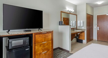 Best Western Plus Peppertree Inn At Omak Room Type - Accessible - 1 Queen, Mobility Accessible, Roll In Shower, Non-Smoking, Full Breakfast Best Western Plus Peppertree Inn At Omak Room Type - Accessible - 1 Queen, Mobility Accessible, Roll In Shower, Non-Smoking, Full Breakfast