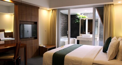 Paragon Hotel Seminyak Room Type - Premier Room Bathtub