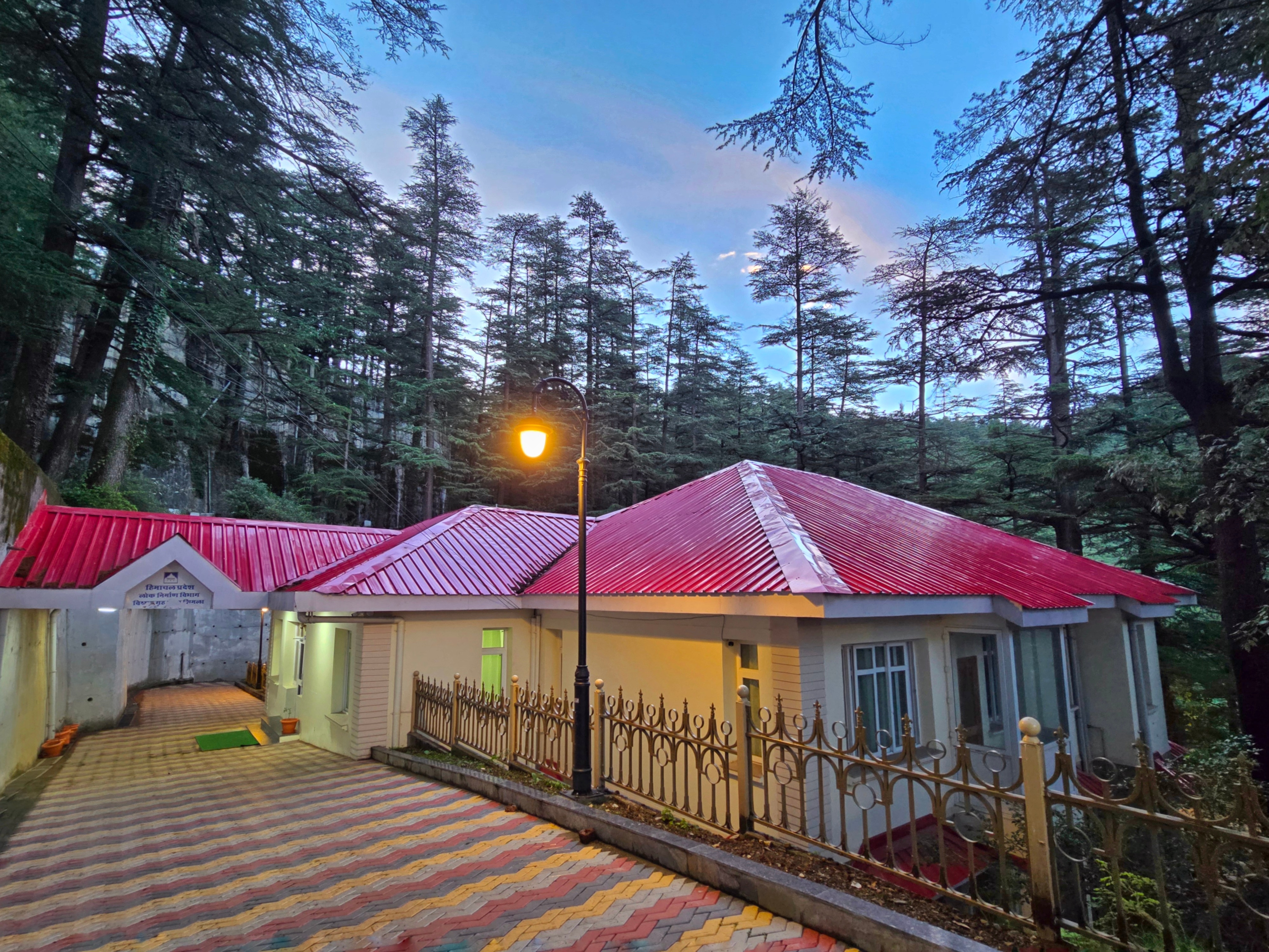 Pinecrest Retreat - Tap to explore photos
