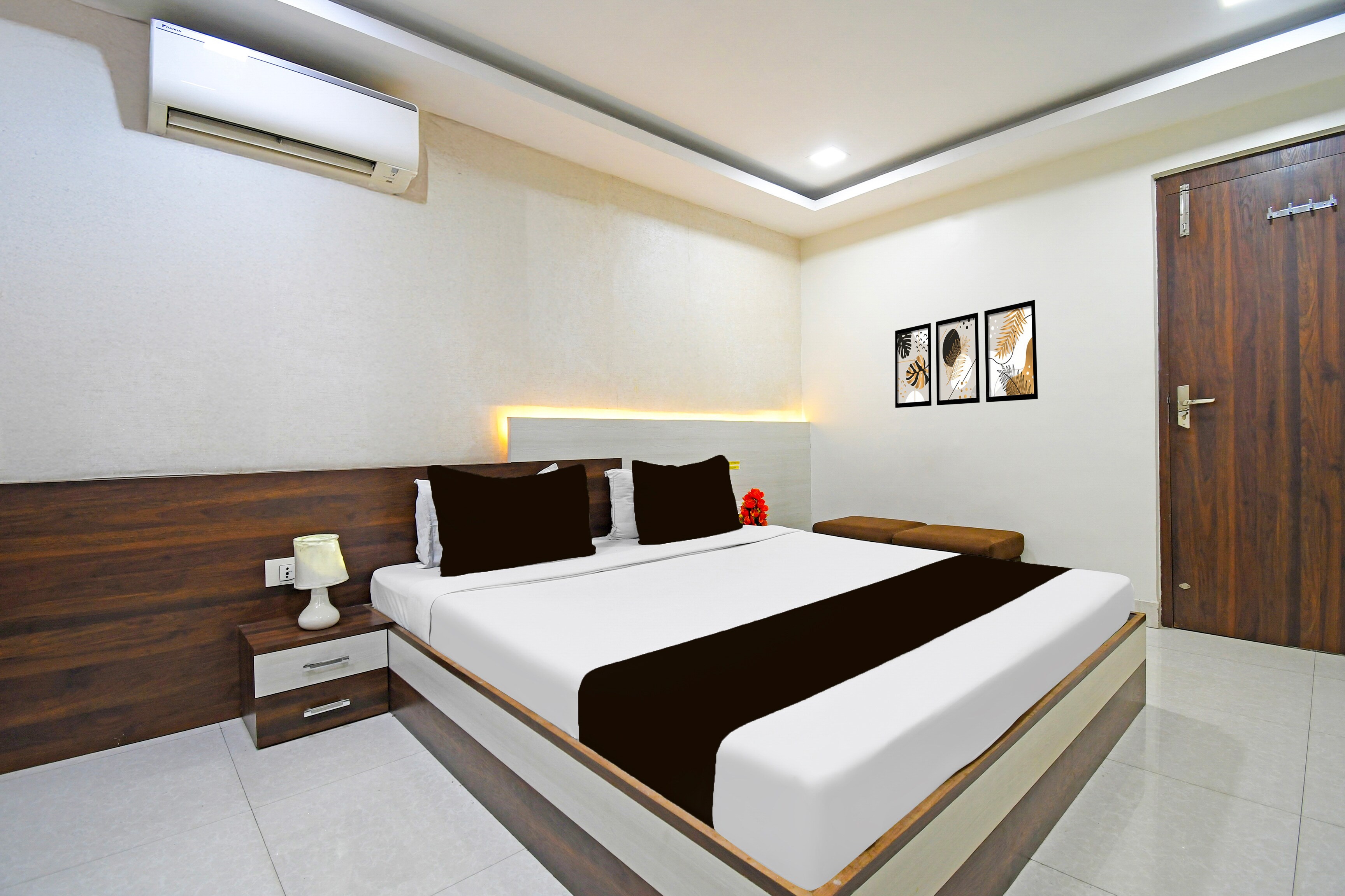 Super Townhouse Sahayogi Nagar Near Big Bazaar - Tap to explore photos