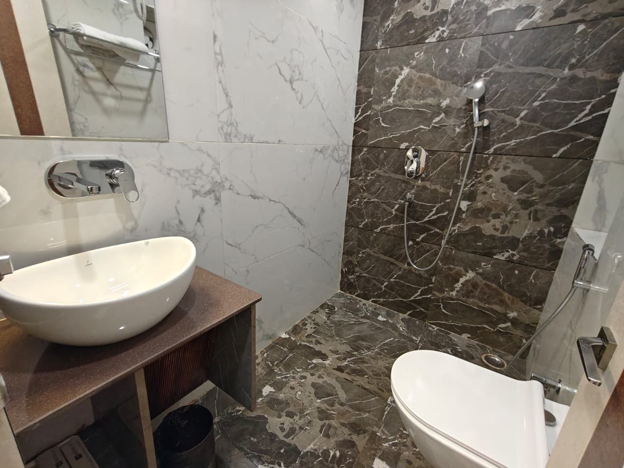 Hotel Z3 - Tap to explore photos